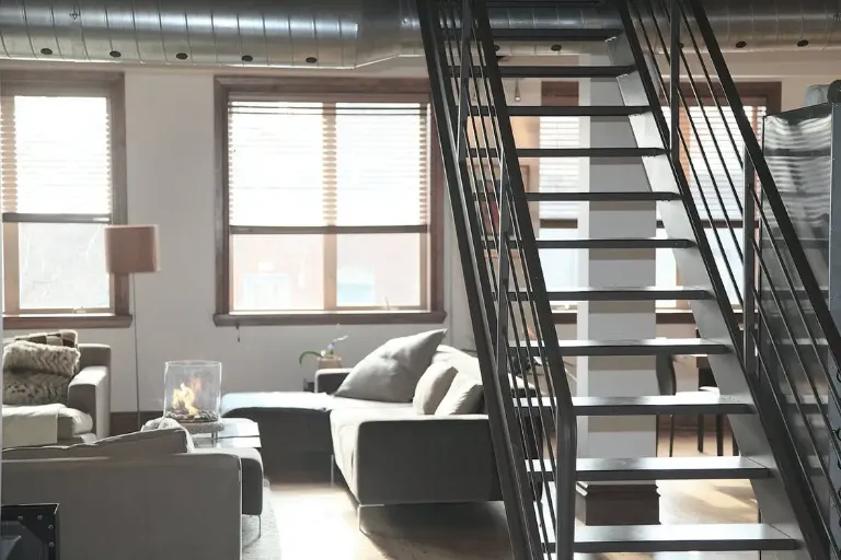 Jak urządzić małe mieszkanie? 10 rad, dzięki którym optycznie powiększysz swoją przestrzeń
